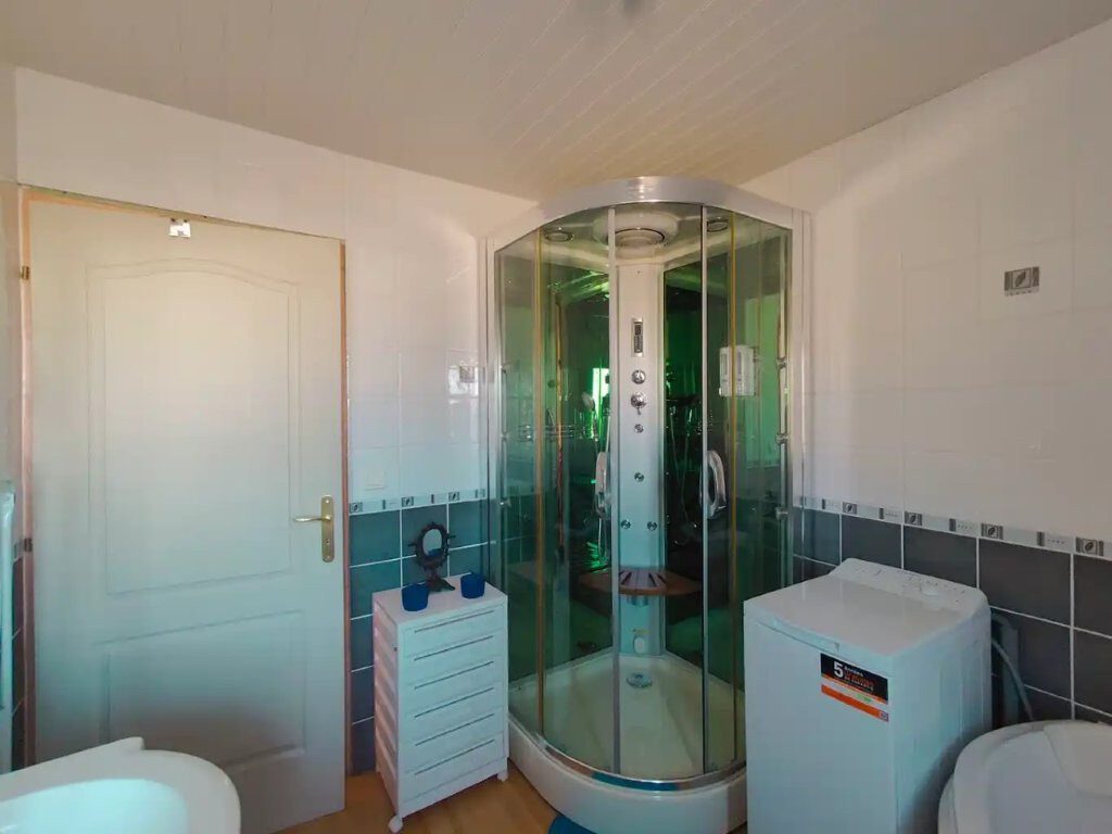 Douche hammam et baignoire balnéo, salle de bain de l'étage