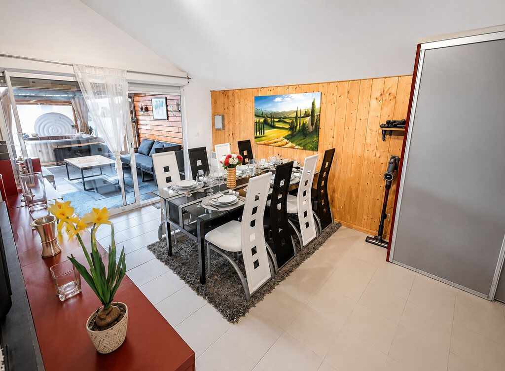 Grande table à manger du chalet, prête pour un repas en famille