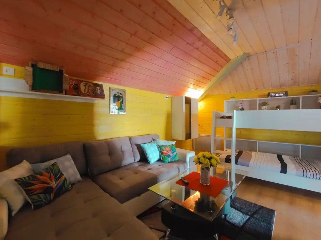 Salon du rez-de-chaussée avec mezzanine, classé cinq étoiles par l'office de tourisme