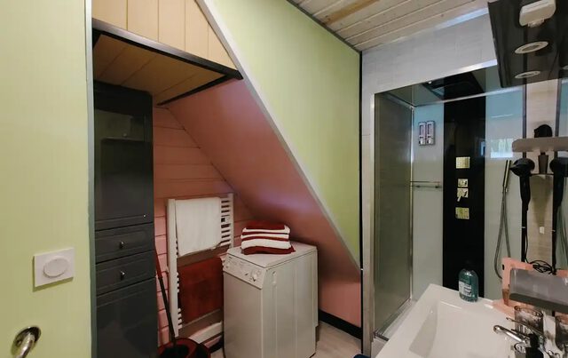 Douche de la salle de bain du rez-de-chaussée