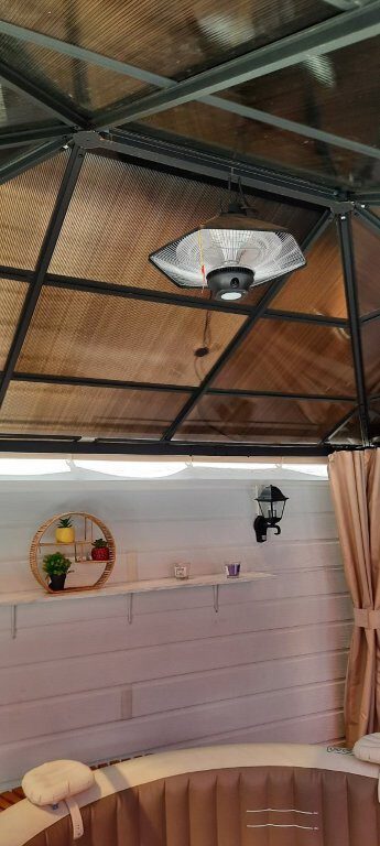 Chauffage extérieur de la terrasse en hiver, sous la neige