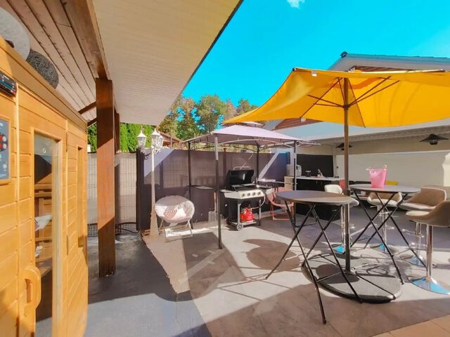 Coin repas et barbecue sur la terrasse