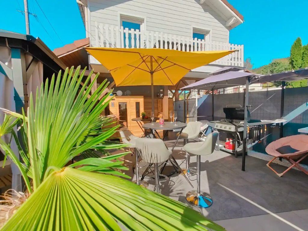 Terrasse du chalet avec spa extérieur et cabine de sauna