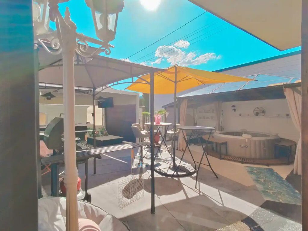 Vue d'ensemble du spa extérieur chauffé, sous la pergola de la terrasse