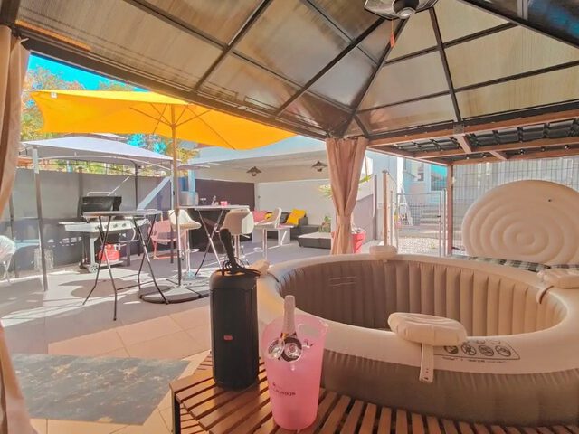 Spa sous la pergola sur la terrasse chauffée