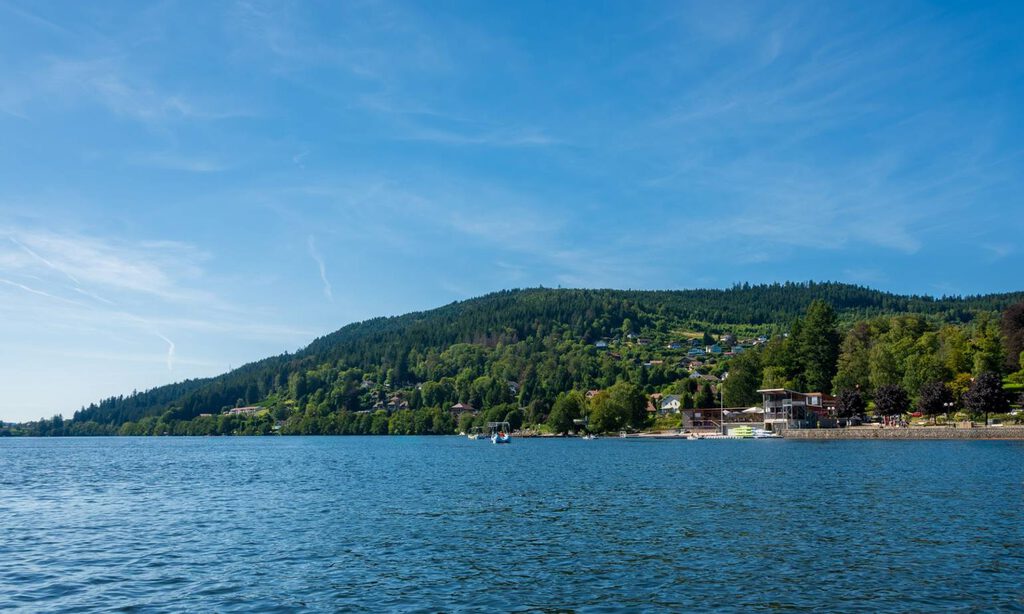 Le lac de Gérardmer en été, à environ 25 kilomètres du chalet