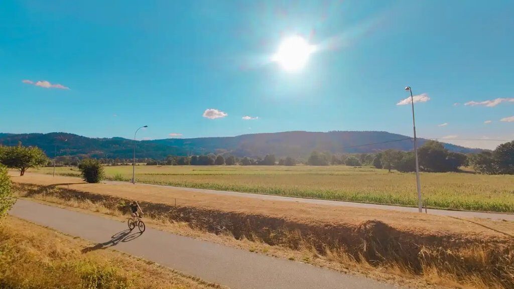 La voie verte cyclable qui passe à deux pas du chalet, avec les montagnes des Vosges en arrière-plan