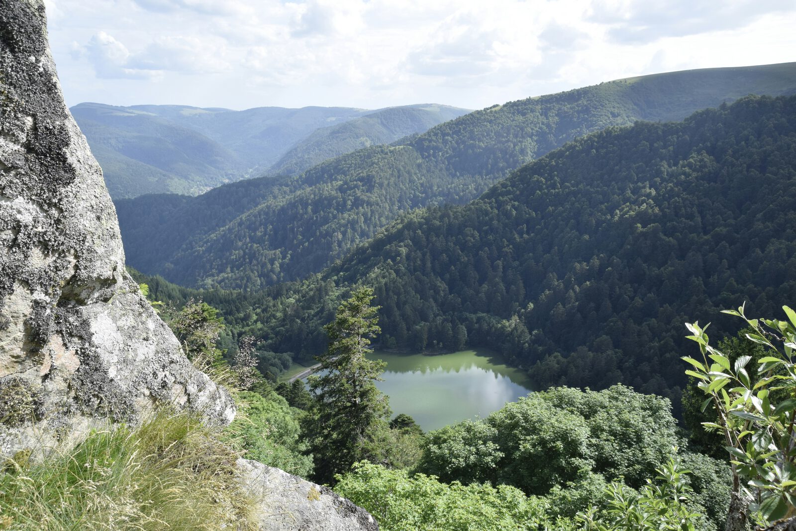 See und Felsen in den Vogesen, in der Umgebung des Chalets