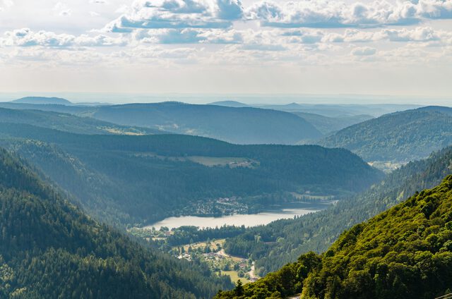Vallée vosgienne avec un lac et un village