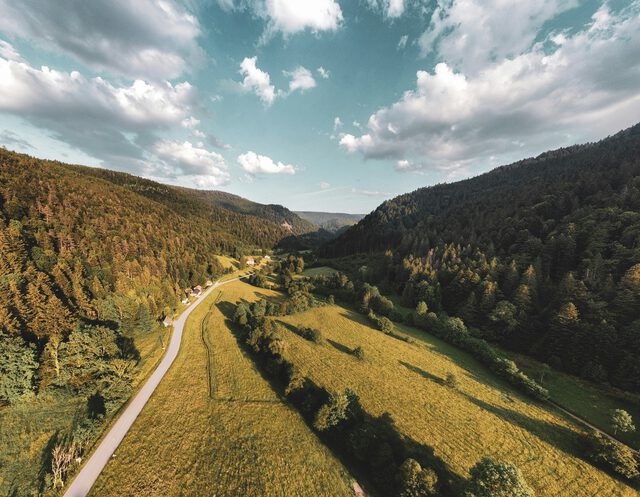 Vue aérienne d'une vallée vosgienne, aux alentours du chalet